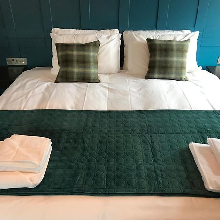 No.16 Hotel Seaham Cameră foto A bed with a bed runner