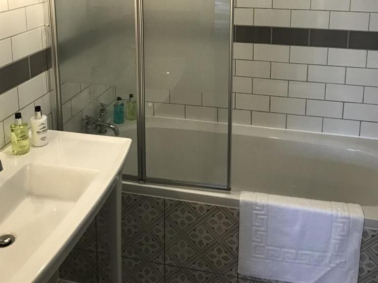 No.16 Hotel Seaham Exterior foto A shower enclosure with a sliding door