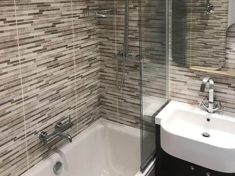 No.16 Hotel Seaham Exterior foto Bathroom with shower enclosure