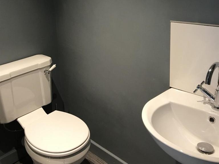 No.16 Hotel Seaham Cameră foto A modern toilet and sink