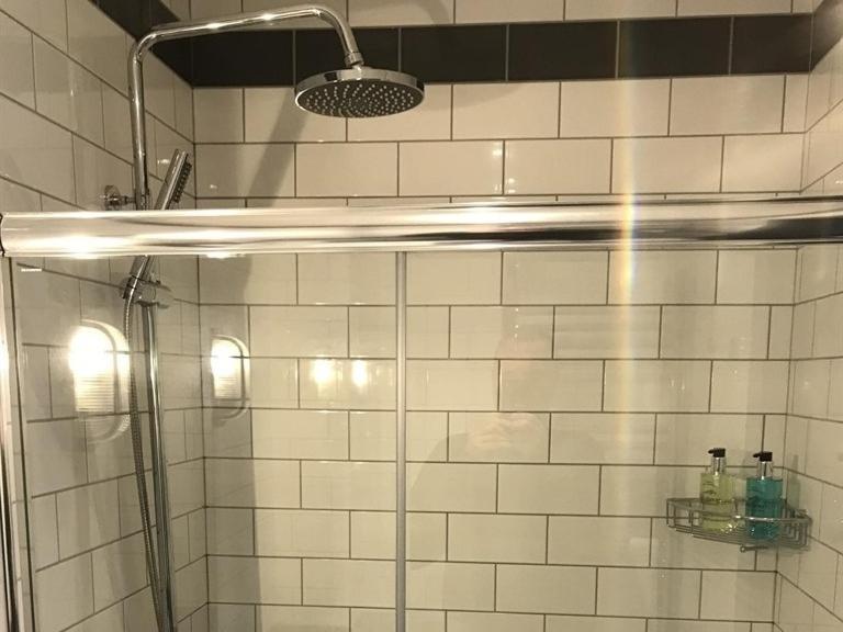 No.16 Hotel Seaham Cameră foto A shower