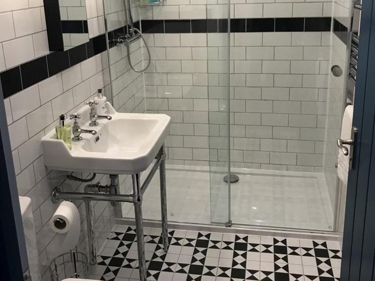 No.16 Hotel Seaham Cameră foto A shower enclosure