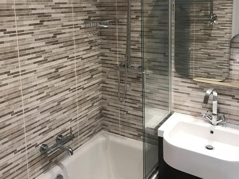 No.16 Hotel Seaham Cameră foto Bathroom with shower enclosure