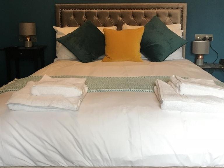 No.16 Hotel Seaham Cameră foto A bed with a headboard